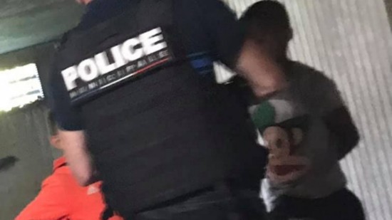 Près de Lyon : ses frères tirent au mortier sur les policiers, lui se découvre à 11 ans une passion pour le caillassage d'élu Près de Lyon : ses frères tirent au mortier sur les policiers, lui se découvre à 11 ans une passion pour le caillassage d'élu