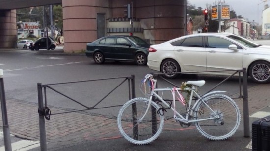 Cycliste tué en 2019 à Caluire : la Ville à Vélo manifeste pour sécuriser le carrefour Saint-Clair