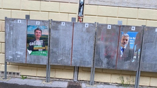 Régionales à Lyon : Pierre Oliver dénonce les dégradations des affiches de Wauquiez, le clan Grébert l'accuse de calomnie