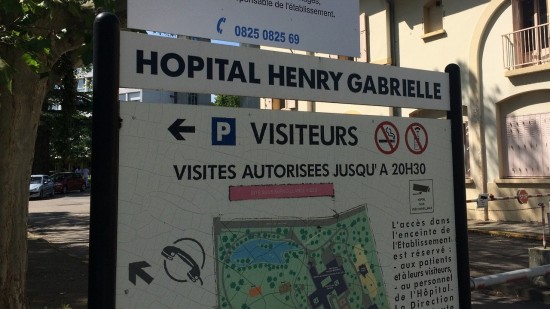 Pr&egrave;s de Lyon : manifestation devant l'h&ocirc;pital Henry Gabrielle contre le transfert des patients au Vinatier