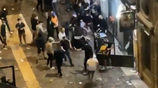 Rixe rue Mercière à Lyon : plainte déposée et enquête en cours, la préfecture évoque "une rixe entre supporters" Rixe rue Mercière à Lyon : plainte déposée et enquête en cours, la préfecture évoque "une rixe entre supporters"