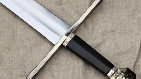 Près de Lyon : il reçoit un coup d'épée à la tête et se fait trancher un doigt Près de Lyon : il reçoit un coup d'épée à la tête et se fait trancher un doigt