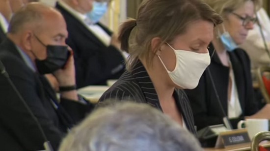 Lyon : Gérard Collomb grondé par Grégory Doucet pour avoir téléphoné pendant le conseil municipal