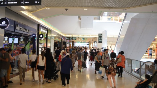 Pass sanitaire : une "mesure discriminante", le centre commercial de la Part-Dieu à Lyon prêt à désobéir ?