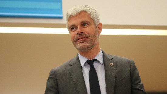 Région : un écologiste grenoblois porte plainte contre Laurent Wauquiez à cause de son pin's tricolore Région : un écologiste grenoblois porte plainte contre Laurent Wauquiez à cause de son pin's tricolore