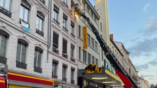 Alerte incendie à Lyon : les pompiers déploient la grande échelle rue de la République