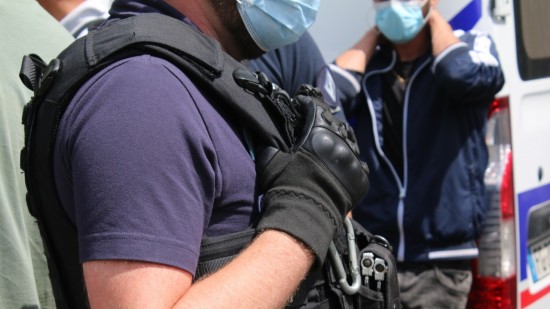 Lyon : il lui fait un câlin pour arracher son collier mais ne voit pas la police à côté