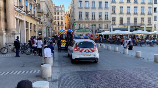 Lyon : un homme chute en voulant escalader un mur place des Terreaux Lyon : un homme chute en voulant escalader un mur place des Terreaux