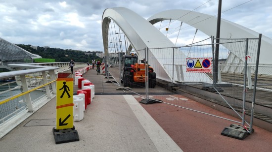 Lyon : le pont Raymond Barre en travaux, la piste cyclable en cours de modification