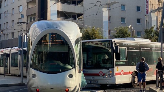 Villeurbanne : deux blessés lors d’une collision entre un bus TCL et un tramway