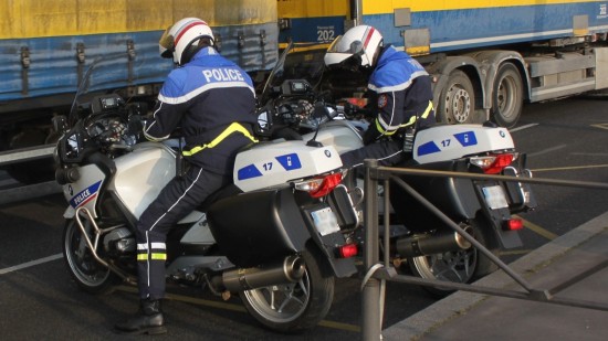 Recherché, il percute des policiers en prenant la fuite près de Lyon Recherché, il percute des policiers en prenant la fuite près de Lyon