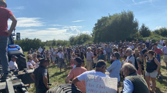 Une centaine de personnes réunies à Charly contre le projet de cimetière de la Métropole de Lyon