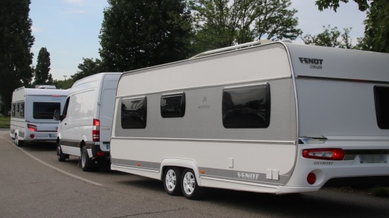 Près de Lyon : une centaine de caravanes de gens du voyage s'installent dans un champ