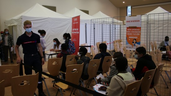 A Vénissieux, un centre de vaccination au cœur du lycée Jacques-Brel