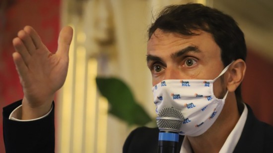 Grégory Doucet et plusieurs médecins des HCL signent une tribune contre les agressions des soignants pro-vaccination