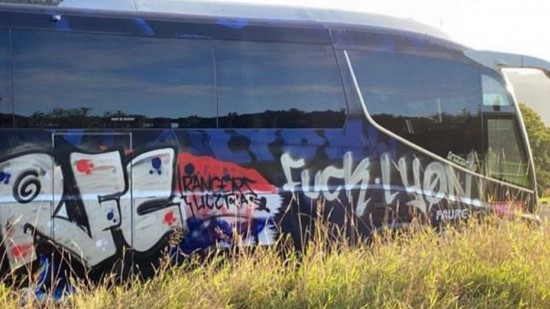 Ligue Europa : le bus des joueurs de l’OL tagué avant la rencontre face à Glasgow
