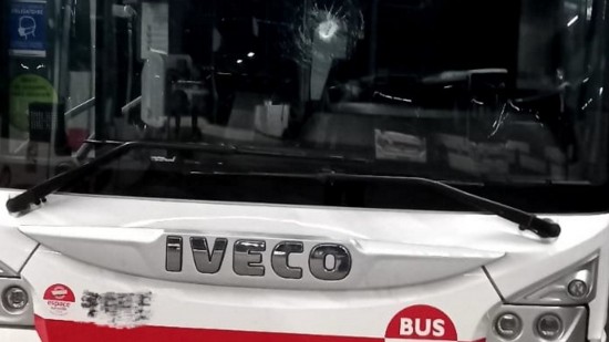 Lyon : un chauffeur de bus TCL transporté à l'hôpital après des jets de projectiles Lyon : un chauffeur de bus TCL transporté à l'hôpital après des jets de projectiles