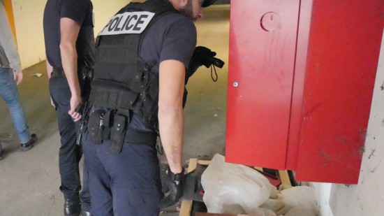 Près de Lyon : dans l'appartement familial, sa chambre cachait des armes et 1500 euros Près de Lyon : dans l'appartement familial, sa chambre cachait des armes et 1500 euros