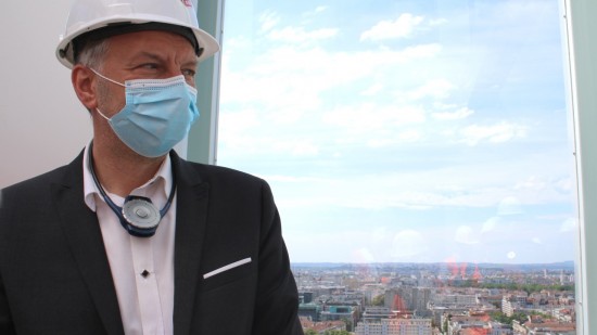 Bruno Bernard visite le chantier du téléphérique de Toulouse le jour de l’annonce d’un nouveau retard