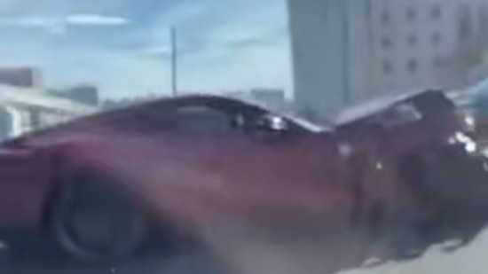 En marge d'un mariage, il plante sa Ferrari sur le périphérique de Lyon En marge d'un mariage, il plante sa Ferrari sur le périphérique de Lyon