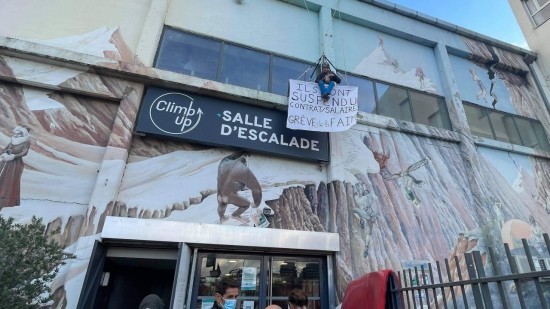 Lyon : le moniteur d'escalade suspendu à cause du pass sanitaire est descendu de son perchoir