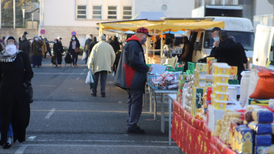 Près de Lyon : un vendeur du marché réclame son dû à une mère, il est tabassé par son fils