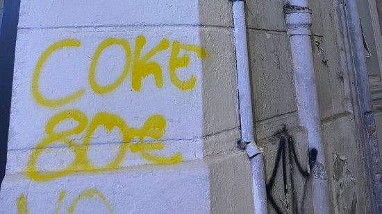 "Coke, 80 euros" : quand les dealers taguent leur prix à deux pas de l'Hôtel de Ville de Lyon