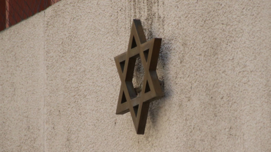 Villeurbanne : à 15 ans, il brandit une machette devant une école juive et menace les élèves Villeurbanne : à 15 ans, il brandit une machette devant une école juive et menace les élèves