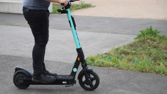 Lyon : en voiture, ils percutent une trottinette, prennent la fuite et reviennent sur les lieux