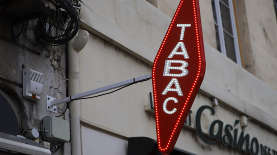 Lyon : ils braquent un bureau de tabac et repartent avec 10 000 euros Lyon : ils braquent un bureau de tabac et repartent avec 10 000 euros