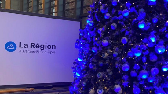 Quand la Région Auvergne-Rhône-Alpes souhaitait de "bonnes fêtes de fin d’année" avant de vite corriger pour "Noël"
