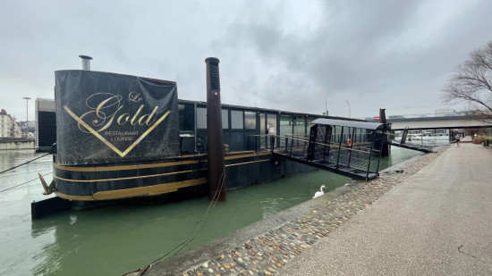 Lyon : le Conseil d’Etat ordonne au Fragory de quitter son emplacement, la péniche est toujours à quai