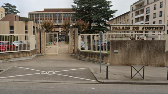 Pr&egrave;s de Lyon : il d&eacute;pose ill&eacute;galement des meubles dans la rue mais laisse sa photo dans un tiroir