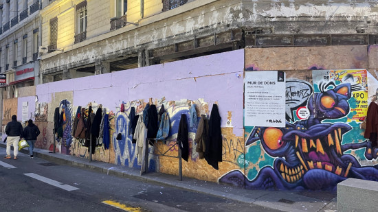 Lyon : un mur de dons pour déposer des vêtements chauds Lyon : un mur de dons pour déposer des vêtements chauds