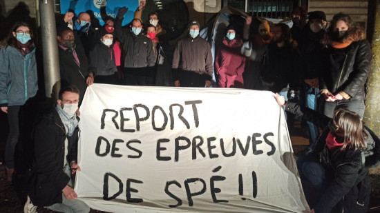 Près de Lyon : une tente plantée devant un lycée pour demander le report des épreuves de spécialité du bac Près de Lyon : une tente plantée devant un lycée pour demander le report des épreuves de spécialité du bac