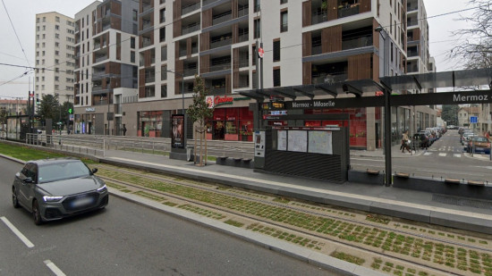 Lyon : une voiture touchée par des tirs d'arme à feu dans le 8e arrondissement Lyon : une voiture touchée par des tirs d'arme à feu dans le 8e arrondissement