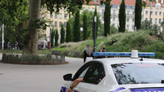 Lyon : il jette un pavé sur une femme avec une poussette, la police municipale l'interpelle en flagrant délit Lyon : il jette un pavé sur une femme avec une poussette, la police municipale l'interpelle en flagrant délit