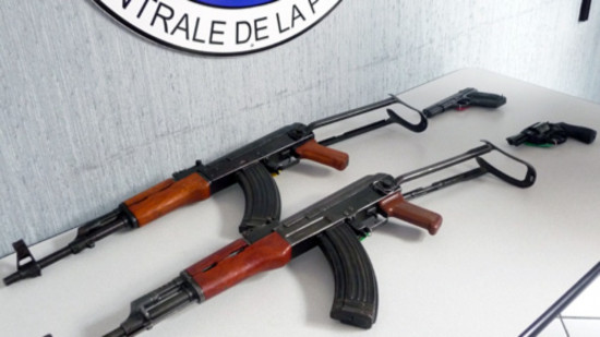 Près de Lyon : soupçonné de vendre des stupéfiants, il tombe pour trafic d’armes de guerre