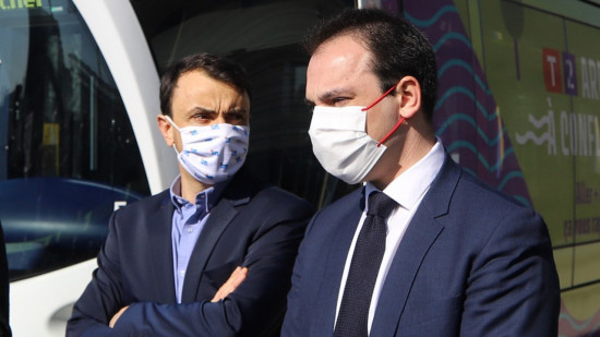 Accusé de ne pas "respecter les règles", le maire de Lyon gronde Pierre Oliver sur sa conduite en trottinette