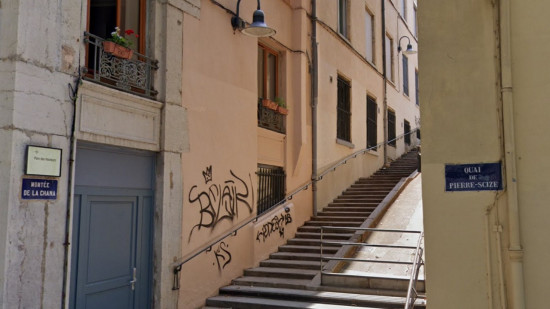 Lyon : une enquête ouverte après la découverte du corps d’un jeune homme dans son appartement