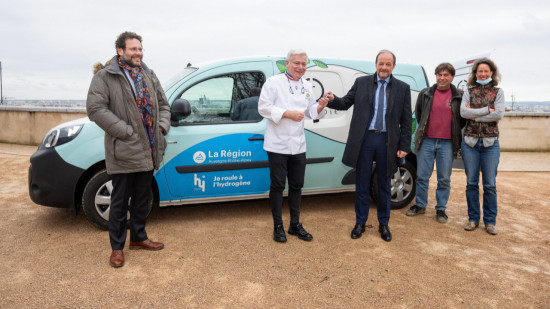 Lyon : la Région remet les clés d’un véhicule hydrogène au chef étoilé Christian Têtedoie
