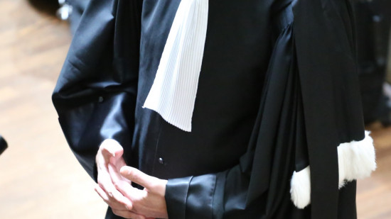 Pr&egrave;s de Lyon : condamn&eacute;e pour avoir harcel&eacute; et frapp&eacute; son mari dans les parties intimes