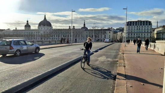 Lyon : le pont Wilson se dote d'une piste cyclable protégée, la fin des slaloms dangereux