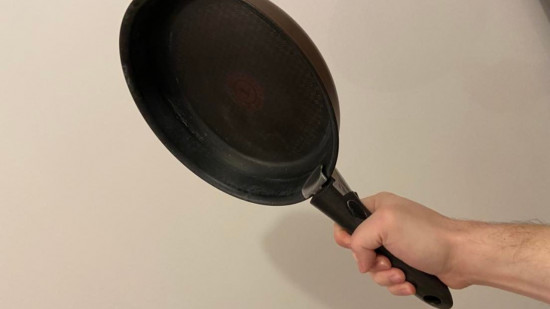 Lyon : il frappe son colocataire à l’aide d’une poêle