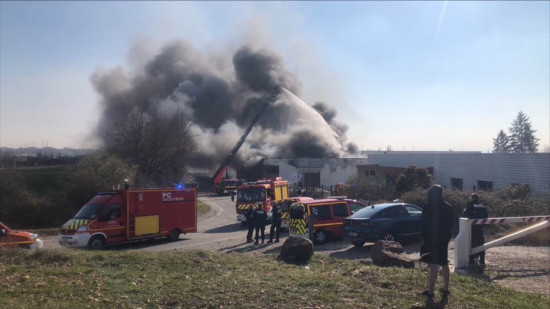 Près de Lyon : important incendie dans un entrepôt de Saint-Priest Près de Lyon : important incendie dans un entrepôt de Saint-Priest