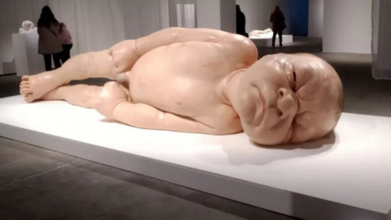 Des visiteurs entièrement nus ce vendredi à Lyon pour l’exposition "Hyper Réalisme" !