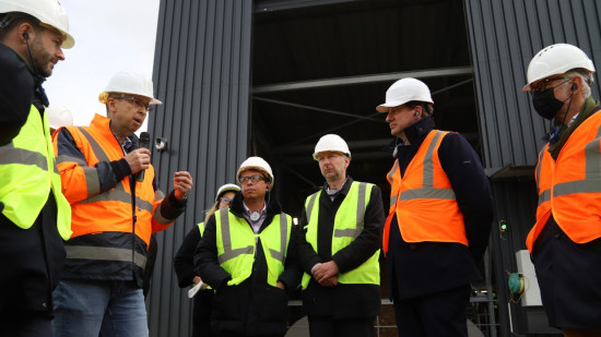 Lyon : Yannick Jadot en visite dans la chaufferie biomasse de Surville à deux jours de l’élection présidentielle