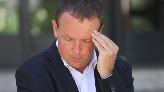 Villeurbanne : le maire Cédric Van Styvendael reçoit une pierre sur la tête