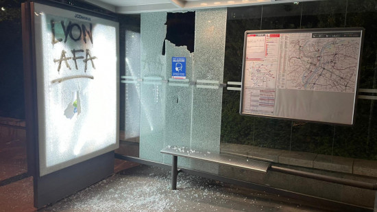 Présidentielle : tirs de mortiers et de la casse lors de la manifestation de l’ultragauche en colère à Lyon