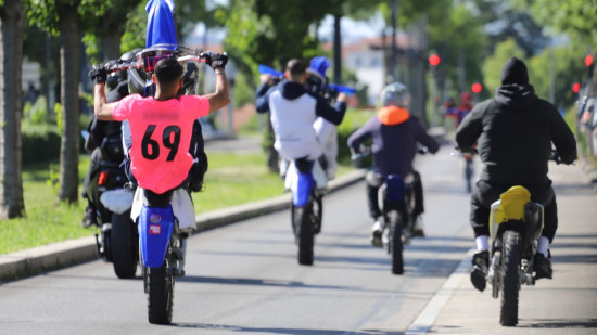 Près de Lyon : arrêté après un rodéo, il réussit presque à s'évader grâce aux jeunes du quartier Près de Lyon : arrêté après un rodéo, il réussit presque à s'évader grâce aux jeunes du quartier